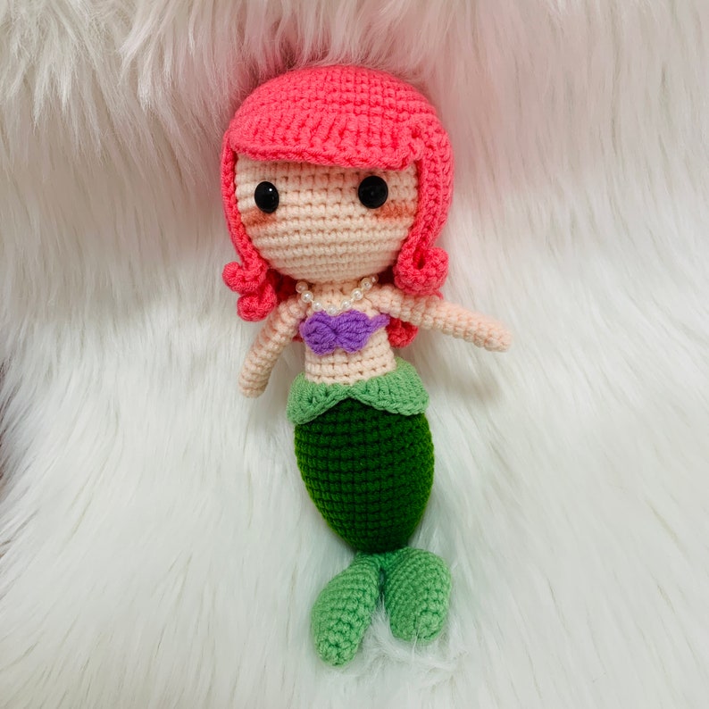 Muñeca princesa de ganchillo, princesa Ariel, La Sirenita, muñeca Amigurumi, princesa hecha a mano muñecas lindas declaración juguete de regalo para niños imagen 1