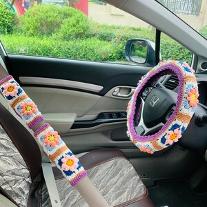 Funda de volante de ganchillo hecha a mano para mujer, bonita funda para cinturón de seguridad con flores de Margarita, decoraciones de accesorios interiores de coche