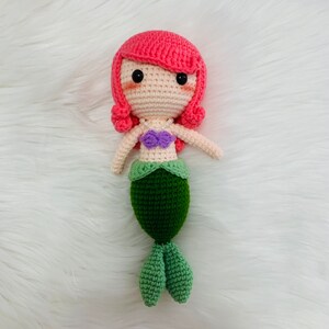 Muñeca princesa de ganchillo, princesa Ariel, La Sirenita, muñeca Amigurumi, princesa hecha a mano muñecas lindas declaración juguete de regalo para niños imagen 2