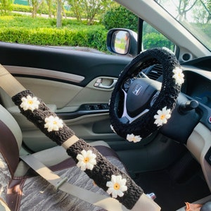 Copri volante da donna fatto a mano all'uncinetto, simpatico copri cintura di sicurezza con fiori a margherita, decorazioni per accessori interni auto kawaii