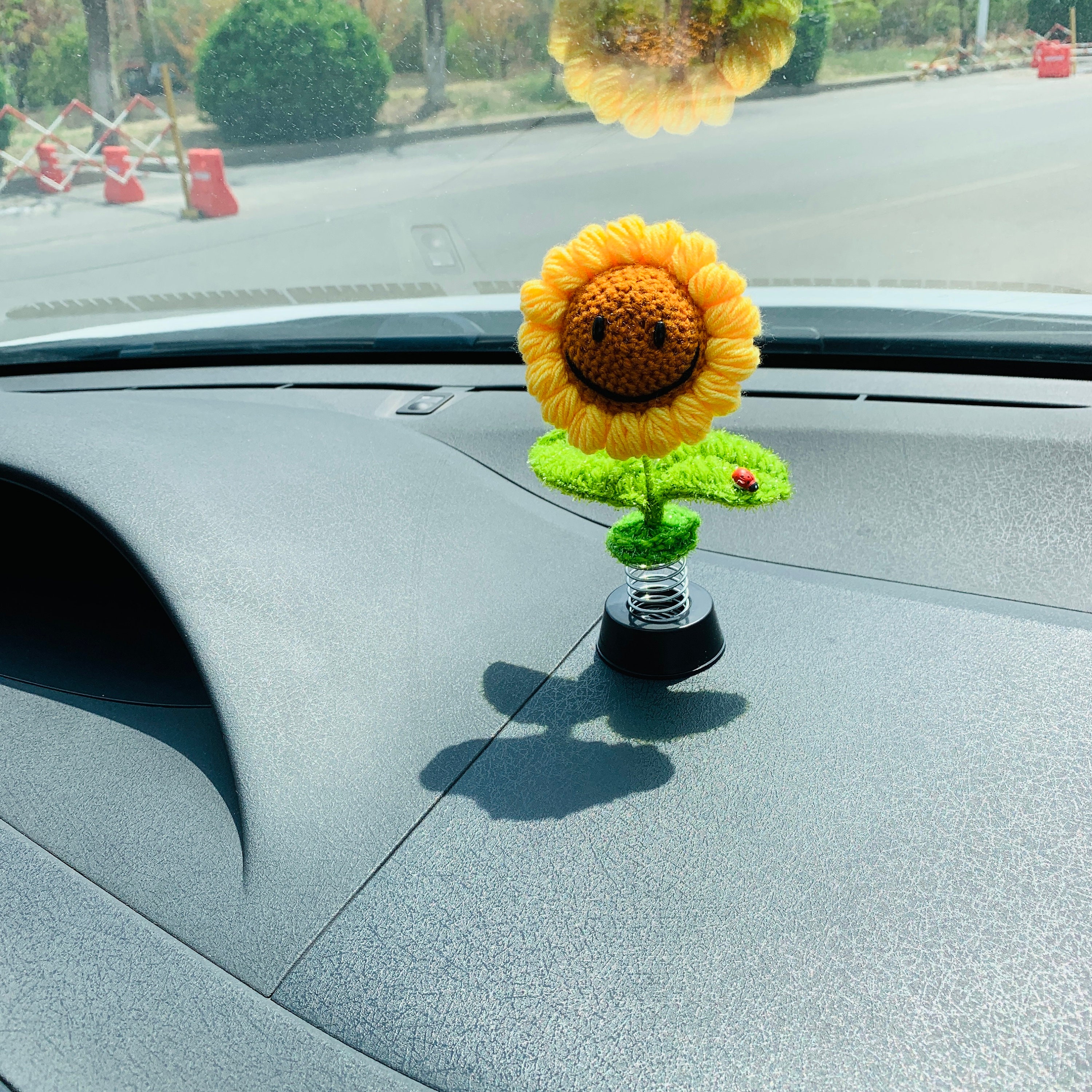 Gehäkelte Sonnenblume Autozubehör Smiley niedliche Erbsenschütze Blume schütteln  Dashboard Dekor für Frauen Wohnkultur Geschenk - .de
