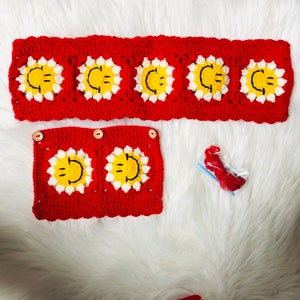 Cubierta del volante de la cara sonriente roja linda del ganchillo hecho a mano para las mujeres, cubierta del cinturón de seguridad de la flor de la margarita, regalo de las decoraciones de los accesorios del interior del coche