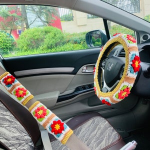 Funda de volante de ganchillo hecha a mano para mujer, bonita funda para cinturón de seguridad con flor de margarita kawaii, decoraciones de accesorios interiores de coche
