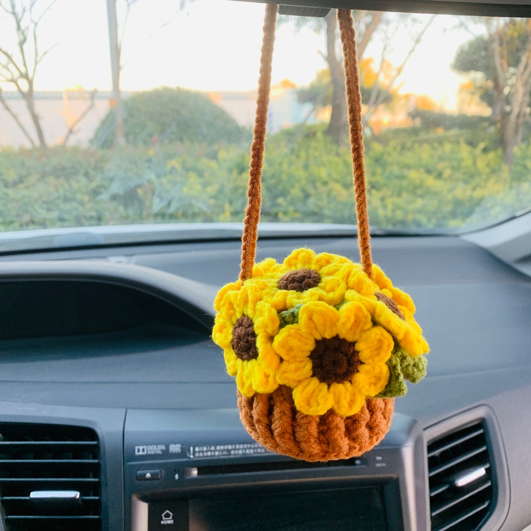 Shaking Sunflower Car Accessories Dashboard Decorations, Smiley Handmade Knitted for Car Interior Home Office Desk Decoration