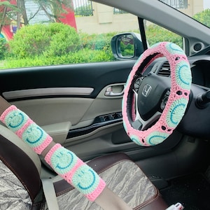 Funda de volante de crochet hecha a mano para mujer, bonita funda para cinturón de seguridad con flor sonriente, accesorios decorativos para el interior del coche.