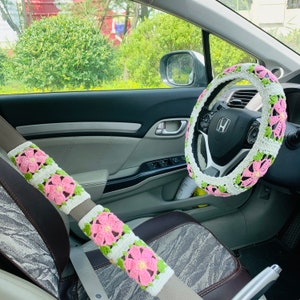 Funda de volante de crochet hecha a mano para mujer, bonita funda de cinturón de seguridad con flores rosas, accesorios decorativos para el interior del coche.