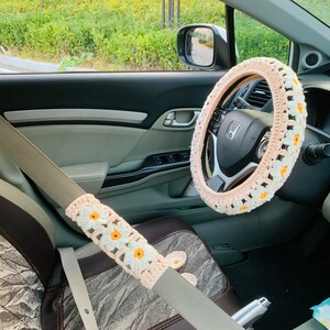 Funda de volante de ganchillo para mujer, funda de cinturón de seguridad hecha a mano con una linda margarita, accesorios decorativos para el interior del coche.