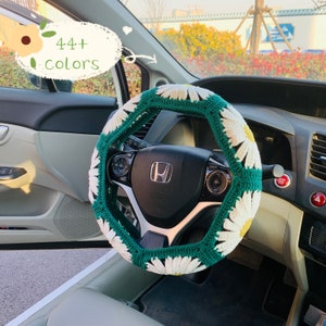 Cubierta del volante de la flor de la margarita para las mujeres, flor linda del ganchillo hecha a mano, decoraciones de los accesorios del coche