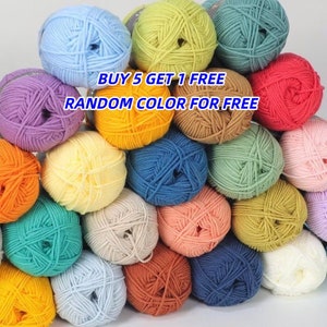 Puede incluir: Un conjunto de ovillos de lana coloridos en varios tonos, incluyendo azul, morado, amarillo y rojo. El texto "BUY 5 GET 1 FREE RANDOM COLOR FOR FREE" está presente. Ideal para proyectos de tejido y ganchillo.