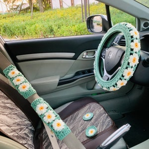 Funda de volante de crochet hecha a mano para mujer, linda funda de cinturón de seguridad para automóvil con flores de margaritas, accesorios decorativos para el interior del automóvil
