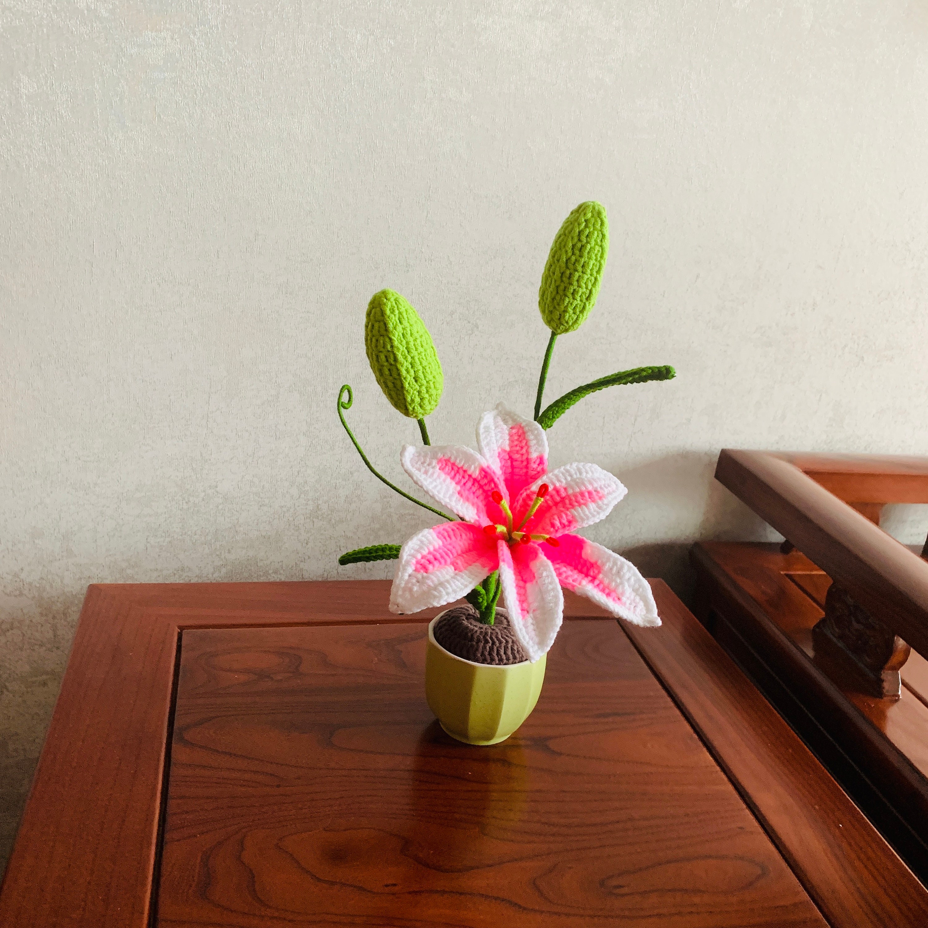 【送料無料/新品】 手編みのユリの花の植物、鉢植えの装飾品、工芸品、花、かわいい フラワー・リース