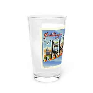 Saludos desde Madison, Wisconsin WI Pint Glass ~ Diseño de postal de letras grandes restaurado digitalmente