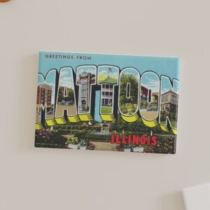 Mattoon Refridgerator Magnet, classic 1940s era carta grande 'Saludos desde' postal