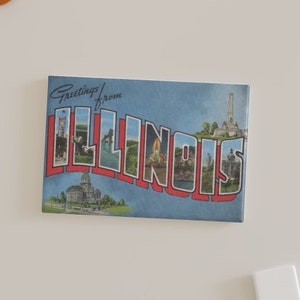 Illinois Refridgerator Magnet, 1940s era letra grande 'Saludos desde' Diseño de postal