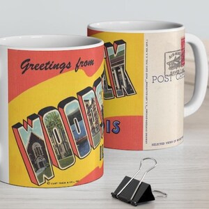 Salutations de Woodstock Illinois, carte postale vintage 11oz Tasse à café