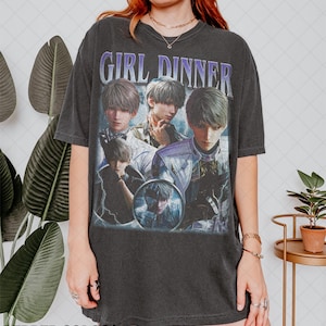 Puede incluir: Una camiseta negra con un estampado gráfico de cuatro personajes de anime. El texto "GIRL DINNER" está impreso en blanco sobre los personajes.