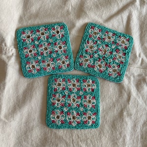 Juego de posavasos con cuentas hechos a mano de flores de 3, posavasos de verano, decoración de mesa, regalo del día de la madre, decoración de mesa, regalo de maestro, regalo de dama de honor