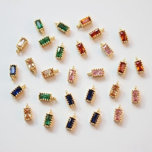 18K ゴールドメッキ CZ 長方形チャーム、ジュエリー製作用品用のゴールドトーン幾何学チャーム、長方形ネックレスチャーム、ブレスレットチャーム