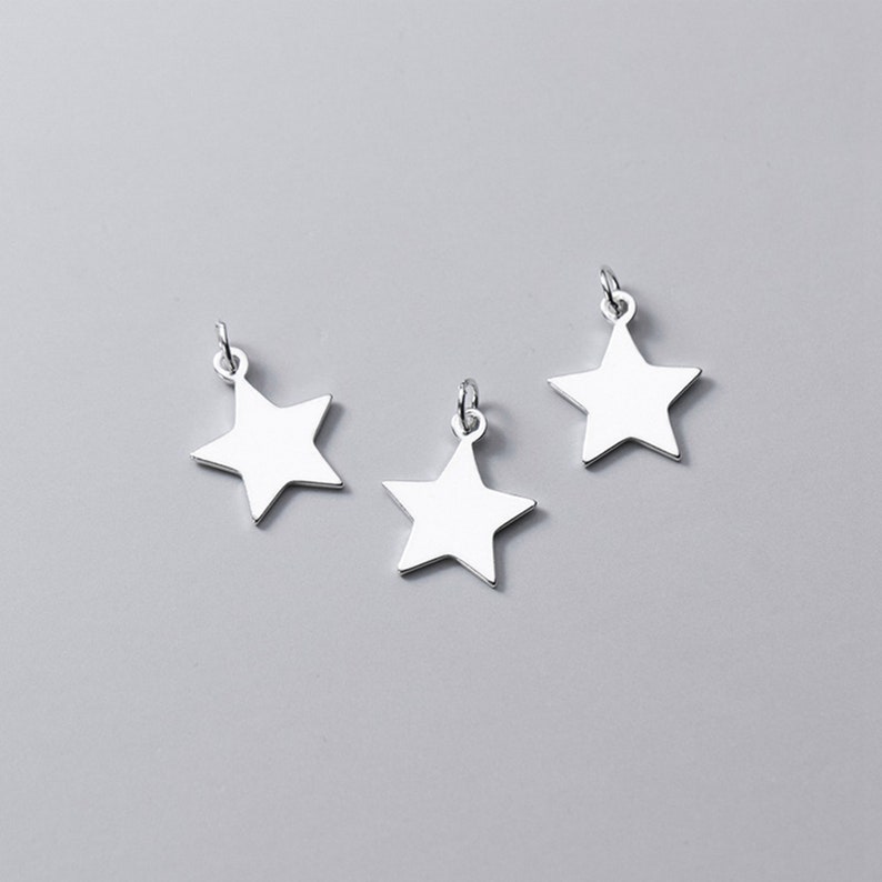 Puede incluir: Tres abalorios de estrella plateados con un bucle en la parte superior para sujetarlos a joyas u otras manualidades.