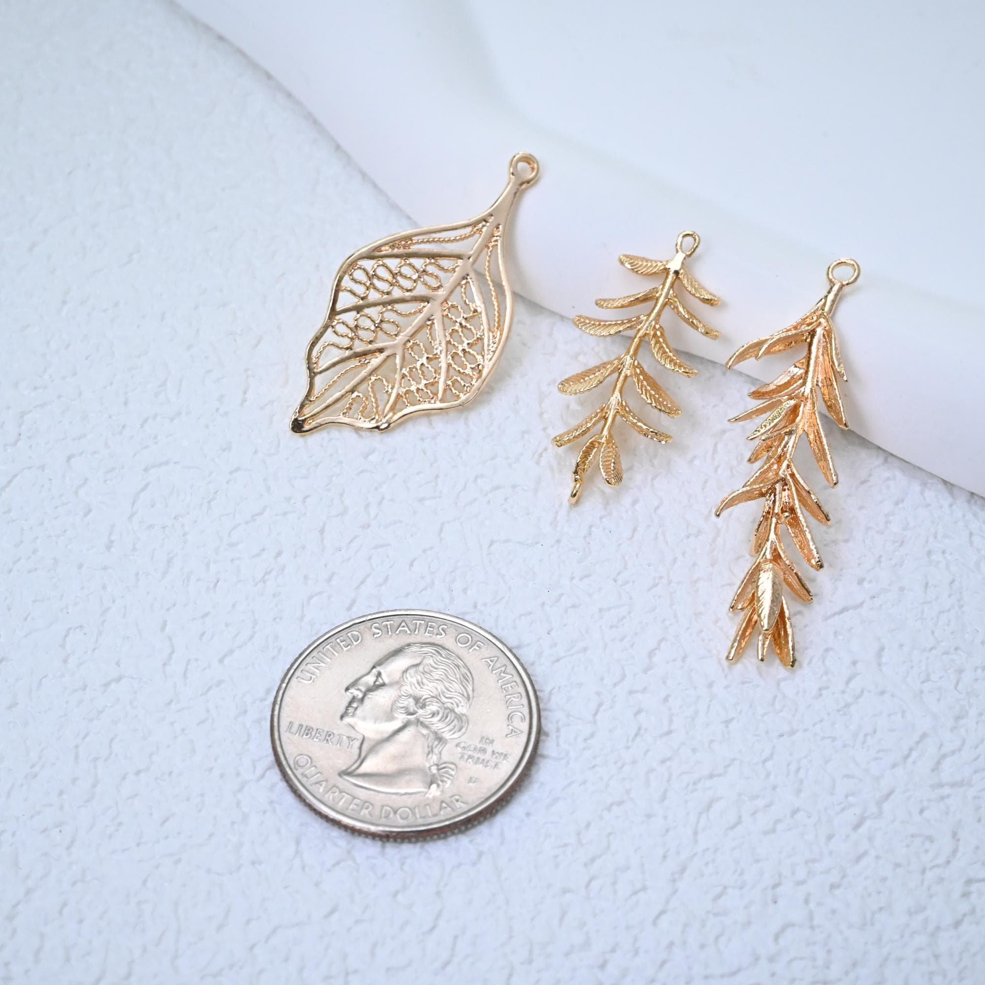14Kゴールドメッキのリーフチャーム、ゴールドトーンのメープルリーフ