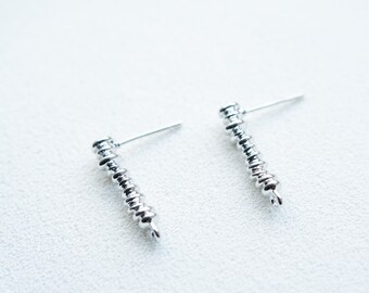 Postes de pendientes de barra chapados en oro de 14 quilates con argolla y aguja de plata