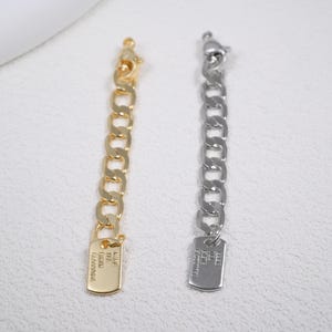 Verguld schakelkettingverlengstuk van 14 karaats goud met sluiting en rechthoekig label, armbandketting met karabijnsluiting