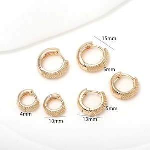 Puede incluir: Pendientes de aro dorados en varios tama&ntilde;os, cada uno con una banda de peque&ntilde;as piedras brillantes. Se proporcionan las medidas: 4 mm, 10 mm, 13 mm y 15 mm de di&aacute;metro, con un ancho de 5 mm. Estos pendientes ofrecen una opci&oacute;n de joyer&iacute;a cl&aacute;sica y elegante.