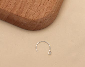 Puede incluir: Un aro de plata para la oreja con un pequeño cierre de gancho.