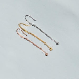 Pendiente de oreja Spiga Chain de plata de ley con extremo de bola.