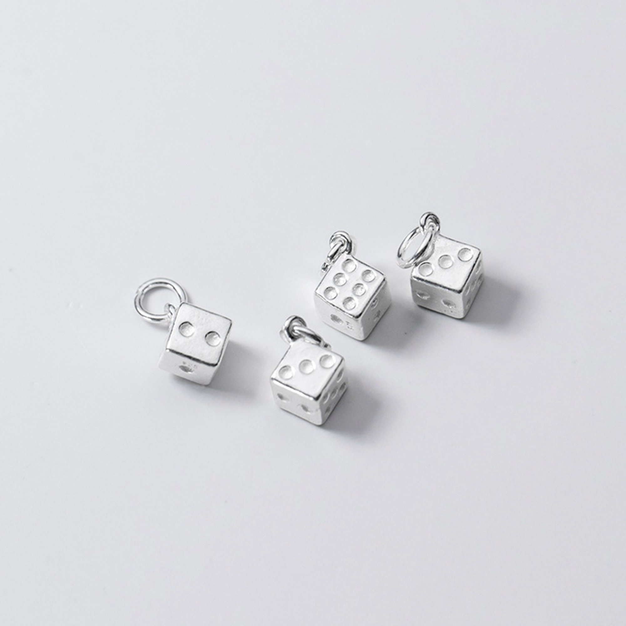 Orecchini a bottone a forma di dado piccolo in argento Sterling