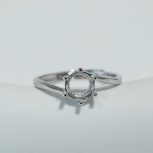 Rund ringinfattning i sterlingsilver med klor, minimalistiskt band (5-8 mm)