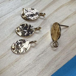 Postes de pendientes ovalados chapados en oro de 18 quilates, pendientes de disco martillado.