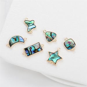 Puede incluir: Un letrero de madera rústico con el texto "Welcome to our home" en un estilo manuscrito. El letrero presenta un acabado envejecido y un diseño simple y acogedor, perfecto para un porche o entrada.