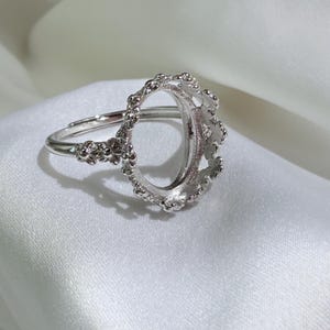 Montura de anillo ovalada de plata de ley con diseño floral, bisel de 10 x 14 mm.