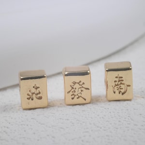 18 kt vergulde mahjongkralen, oost west zuid noordenwind, rood groen witte draak (6 x 8 mm)