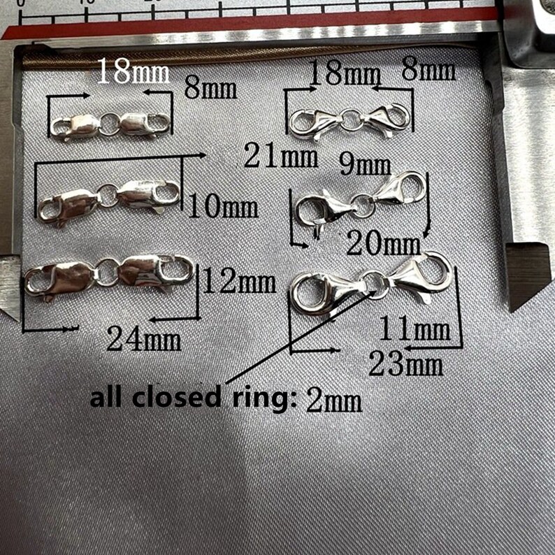 Puede incluir: Cuatro cierres de langosta de plata con medidas en mil&iacute;metros. Los cierres tienen 8 mm, 9 mm, 11 mm y 12 mm de ancho. Los cierres tienen 18 mm, 20 mm, 21 mm y 23 mm de largo. El anillo cerrado es de 2 mm.