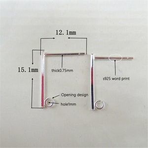 Puede incluir: Dos postes de pendientes de plata con forma cuadrada y un diseño de apertura. Los postes miden 12,1 mm de largo, 15,1 mm de alto y 0,75 mm de grosor. El diseño de apertura tiene un agujero de 1 mm. Los postes están marcados con "s925 word print".