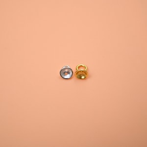 Tapa redonda de plata de ley S925 con cierre dorado y argolla.