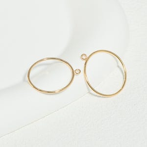 Anillo apilable chapado en oro de 14 quilates, con diseño de aro abierto/cerrado y banda delgada.