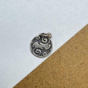 Colgante de plata de ley con amuleto auspicioso, pulsera de prosperidad, collar de la fortuna, pendiente de vibraciones positivas, joyería de nube de la suerte, dije de etiqueta redonda