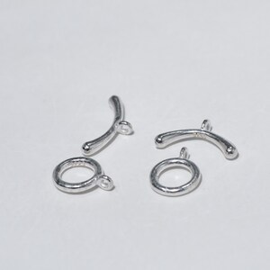 Set med runt knäpplås i sterlingsilver, smyckesdetaljer