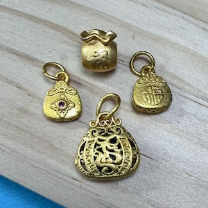 Ciondolo con ciondolo a forma di sacco porta soldi in smalto placcato oro opaco 18K, braccialetto a forma di sacco portafortuna, collana a forma di sacco porta soldi, orecchino a forma di sacco porta monete, gioiello a forma di sacco porta monete, ciondolo dei desideri