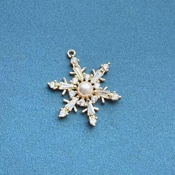 Orecchini A Goccia KristLand Con Fiocco Di Neve, In Lega Placcata Oro, Zirconi E Perla. Eleganti E Minimal, In Confezione Regalo. - 3