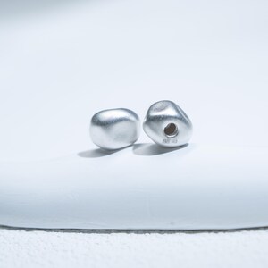 Nieregularna koralika ze srebra próby 999, matowe wykończenie (10 x 8 mm)