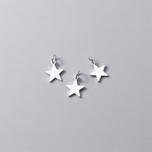 Puede incluir: Tres abalorios de estrella plateados con un bucle en la parte superior para sujetarlos a joyas u otras manualidades.