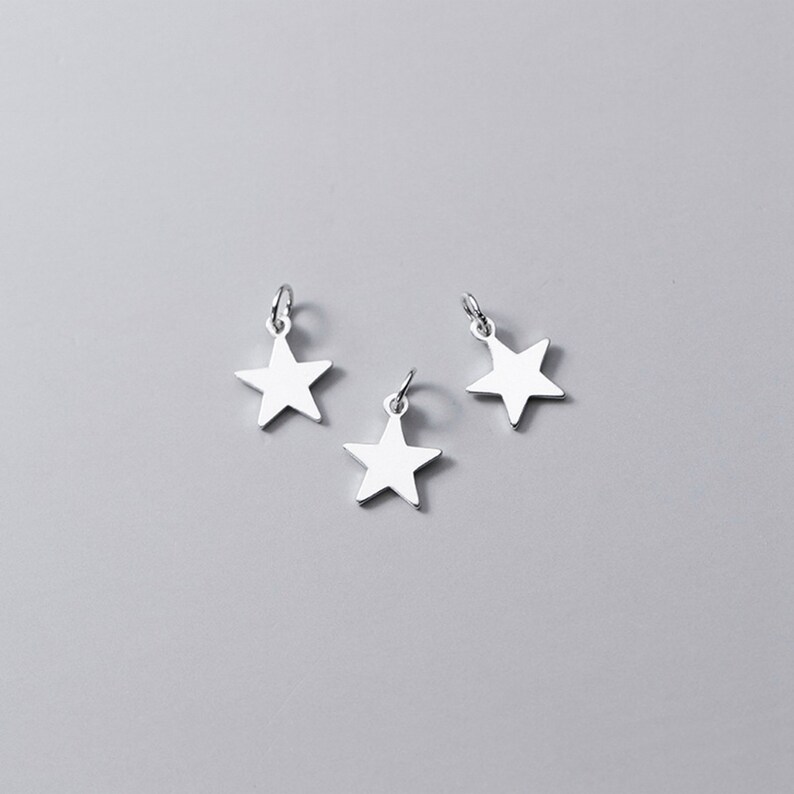 Puede incluir: Tres abalorios de estrella plateados con un bucle en la parte superior para sujetarlos a joyas u otras manualidades.