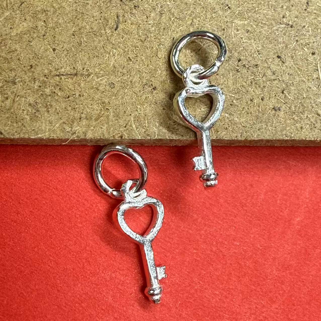 K18ハート&キー(鍵)チャーム　67H2508 il_fullxfull.6916593118_g6u4.jpg