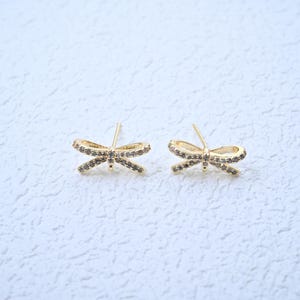 Brincos com laço cravejados de zircônias e banhados a ouro 14k, para você fazer suas próprias joias.