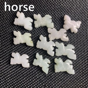 Pode incluir: Uma cole&ccedil;&atilde;o de pequenas figuras de cavalos esculpidas em tons de branco e verde p&aacute;lido. A palavra "horse" est&aacute; em texto branco no topo. As figuras est&atilde;o dispostas sobre uma superf&iacute;cie escura e texturizada.