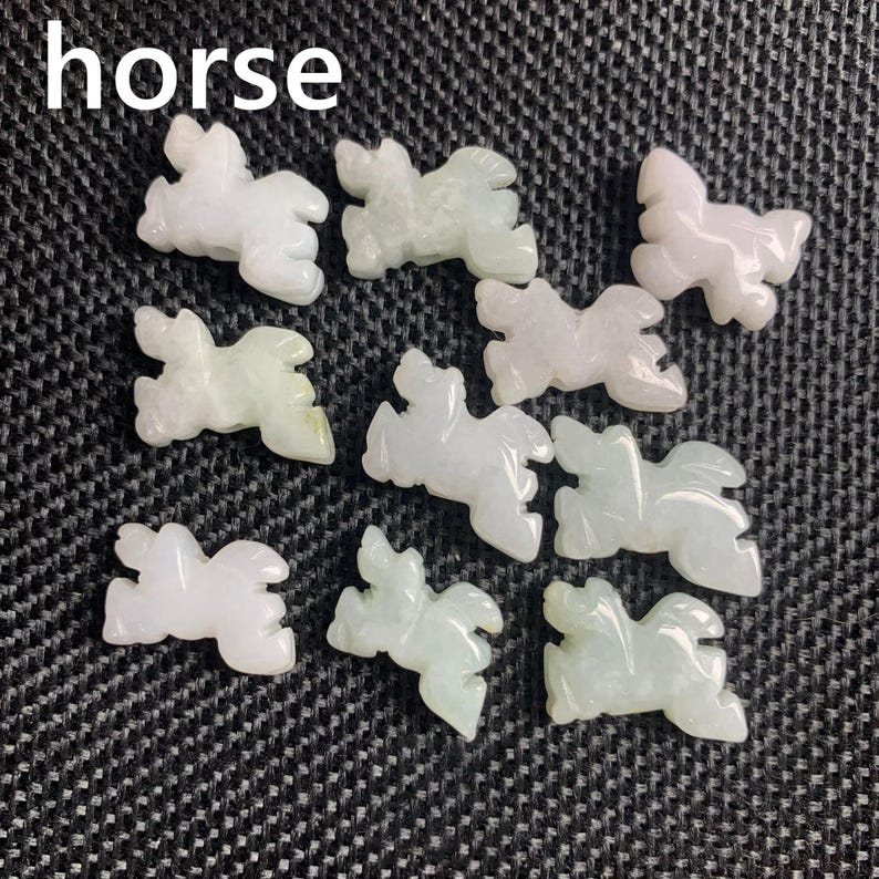 Pode incluir: Uma cole&ccedil;&atilde;o de pequenas figuras de cavalos esculpidas em tons de branco e verde p&aacute;lido. A palavra "horse" est&aacute; em texto branco no topo. As figuras est&atilde;o dispostas sobre uma superf&iacute;cie escura e texturizada.